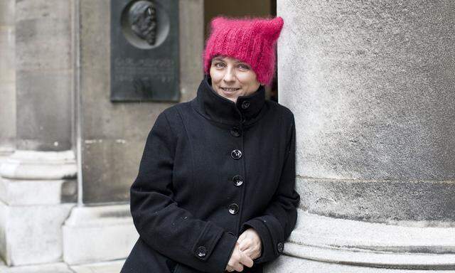 Die Verhaltensbiologin Elisabeth Oberzaucher an der Uni Wien. Nebenan startet am Samstag der Wissenschaftsmarsch.