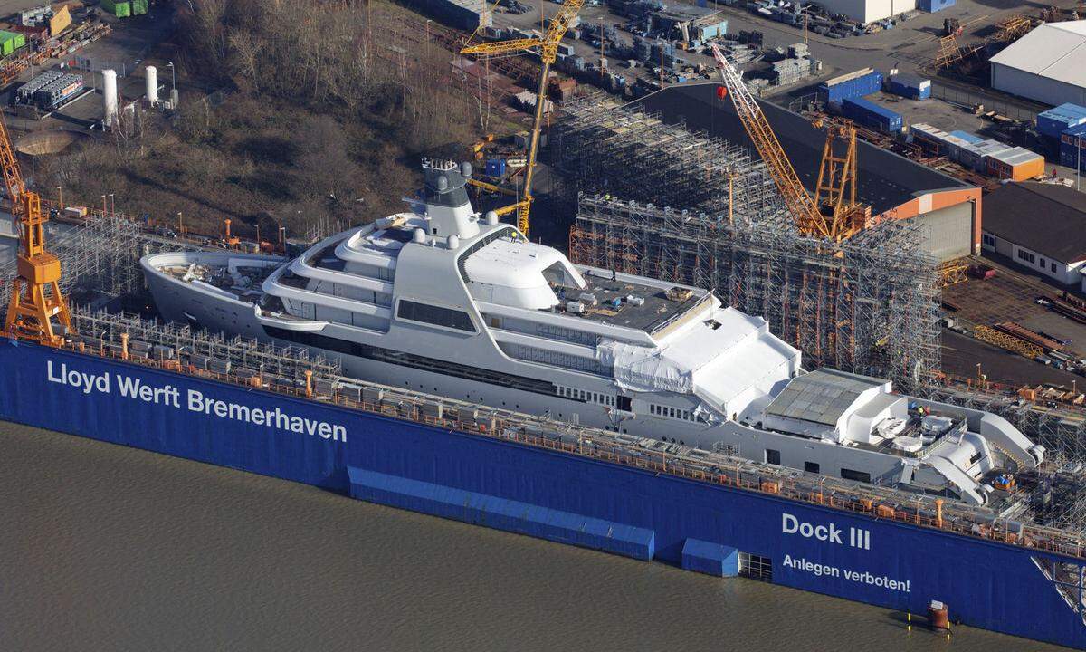 Luftaufname der Superyacht Solaris im Trockendock der Lloyd Werft in Bremerhaven.