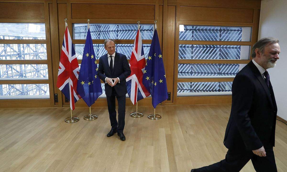 Am 29. März 2017 übergibt der britische EU-Botschafter Tim Barrow in Brüssel den Antrag auf einen Austritt aus der EU. Dieser löst offiziell Artikel 50 des EU-Vertrags aus, der den Austritt aus der Union regelt. Damit läuft die zweijährige Frist, in der beide Seiten die Details des Brexit aushandeln müssen.