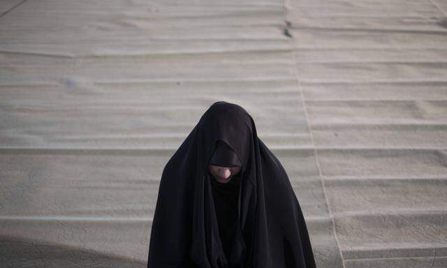 Frauen im Tschador. Im Iran wächst der Widerstand gegen die Bekleidungsvorschriften. 