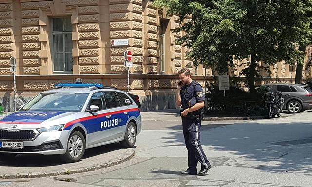 In der Grazer Innenstadt ist es Freitagmittag zu einem Großeinsatz der Polizei gekommen. 