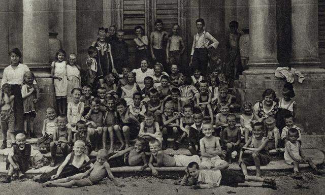 Arbeiterkinder werden im Schloss Schönbrunn einquartiert. August 1919. 