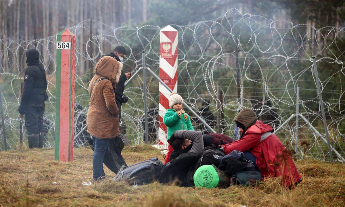 Die polnische Armee stationierte 12.000 Soldaten an der Grenze. Auch Litauen wollte Militär an seine Grenze zu Belarus schicken, wie die litauische Innenministerin Agne Bilotaite am Montag auf einer Pressekonferenz mitteilte.