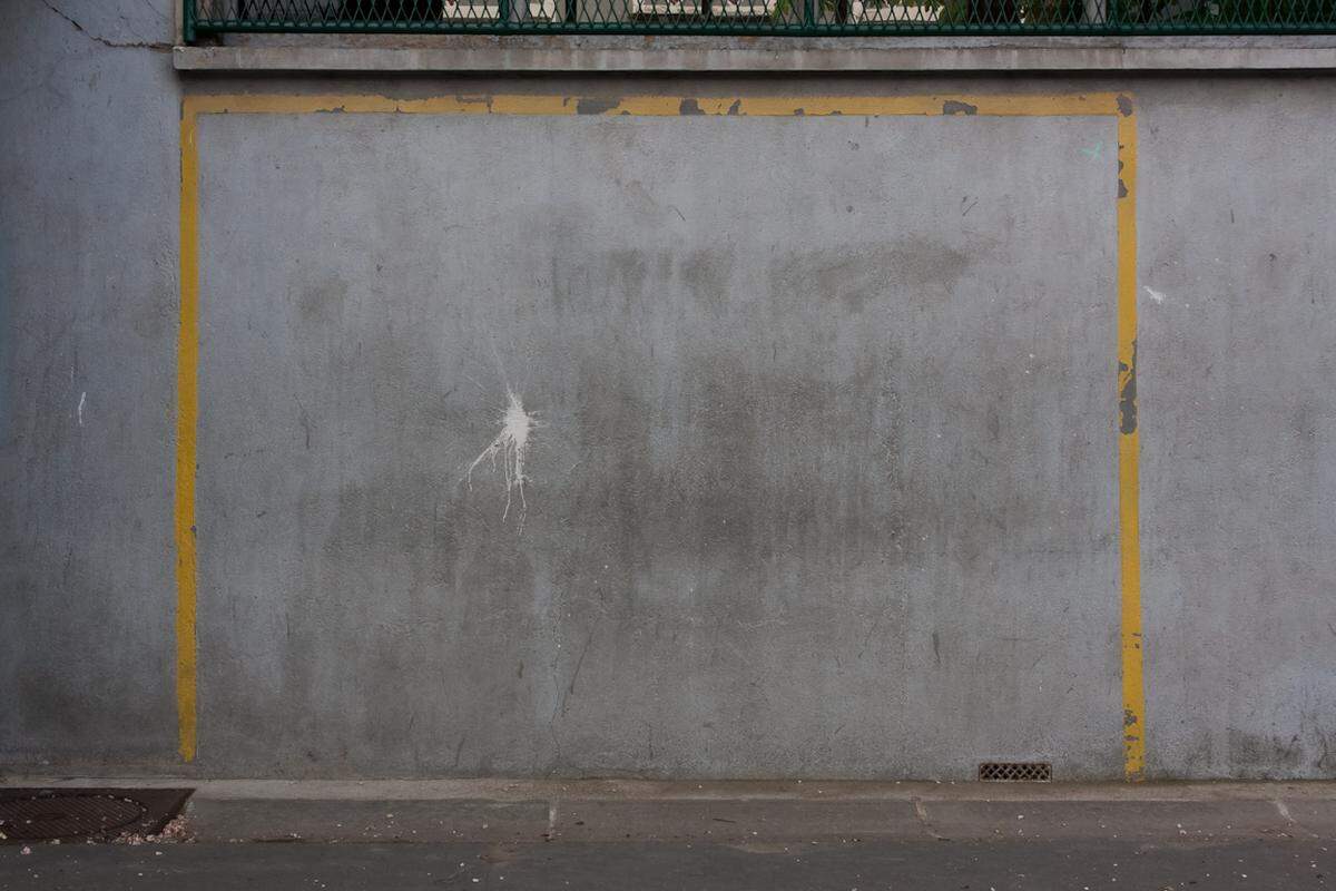 Fußballtore an die Wand gemalt: Abdrücke auf der Wand eines Innenhofs der Cité Scolaire Jean-Baptiste Say im Stadtteil Auteuil zeichnen Spuren menschlicher Körper nach. Im Großraum Paris verfügen nicht alle Schulen über ausreichende Sportgelände.