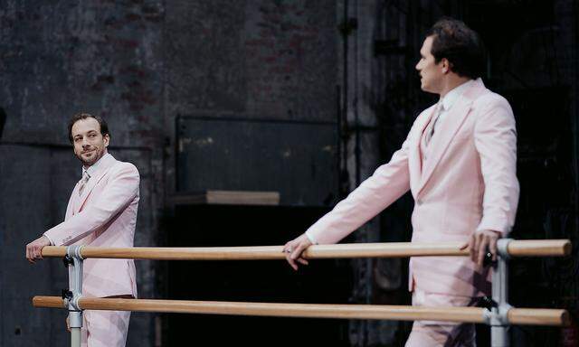 John Worthing (li., Florian Teichtmeister) und Algernon (Tim Werths) in Wildes "Bunbury", ab 23. Mai im Akademietheater.