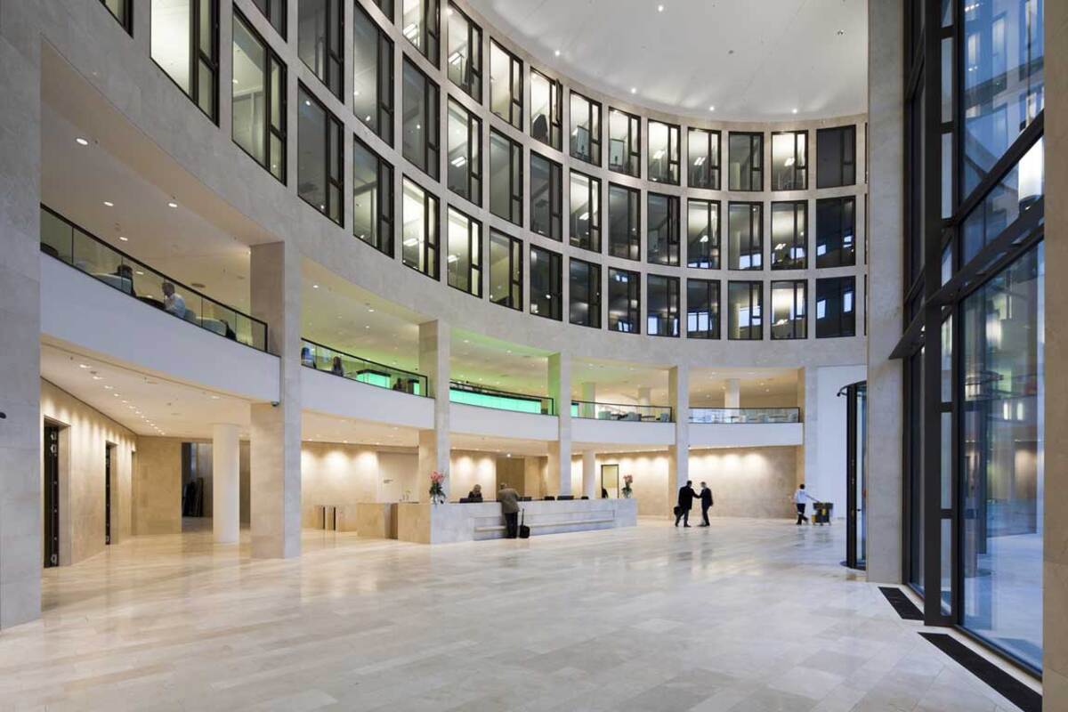 Mit seinen rund 180 Geschäften, einem internationalen Gastronomieangebot, einem 9.000 Quadratmeter großen Wellness- und Fitnessareal sowie einem rund 10.000 Quadratmeter großen Dachgarten komplettiert das Skyline Plaza die lebendige Nutzungsmischung des Europaviertels.