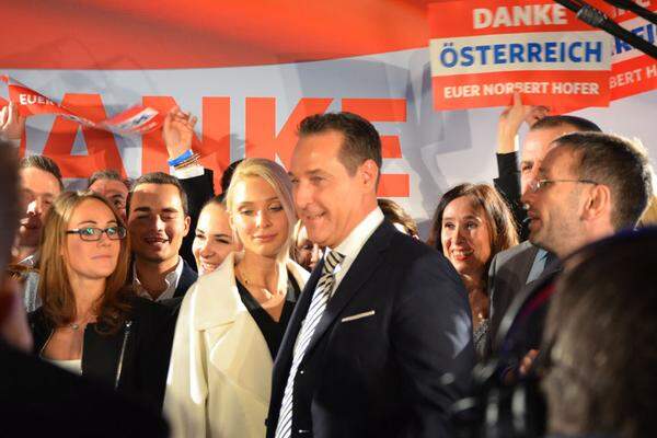 Zuerst ergriff Strache (hier im Bild mit seiner Frau Philippa) das Wort: Er dankte Hofer für seinen Einsatz und prophezeite ihm, der "Sieger der Zukunft" zu sein.