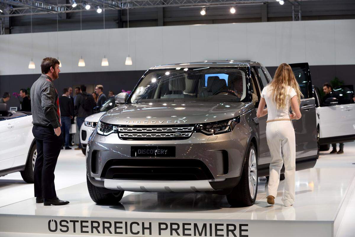 ... geht es beim erneuerten Land Rover Discovery los (ab 56.950 Euro). Die Marke reüssiert dank der allgemeinen SUV-Begeisterung und fokussiert sich auf Premiumanspruch. Eine erste Sitzprobe mag dabei helfen, sich ins Landy-Universum als Alternative zu Audi, BMW und Mercedes einzufühlen. Apropos...