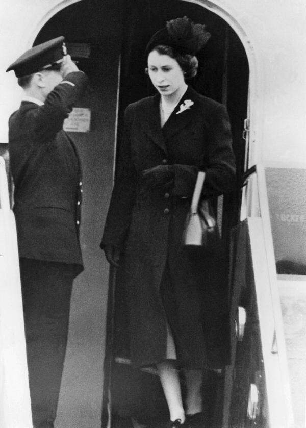1952 hatte Queen Elizabeth II. - damals war sie noch Kronprinzessin - kein schwarzes Outfit auf ihrer Reise nach Kenia dabei. Während ihres Afrikaaufenthaltes bekam sie die Nachricht, dass ihr Vater König George VI gestorben sei. Sie flog unverzüglich nach Hause, hatte aber nur unpassende Kleidung dabei. Bevor sie in London also das Flugzeug verlassen konnte, musste ihr ein schwarzes Kleid gebracht werden. Sie zog sich um, erst dann stieg sie aus.  
