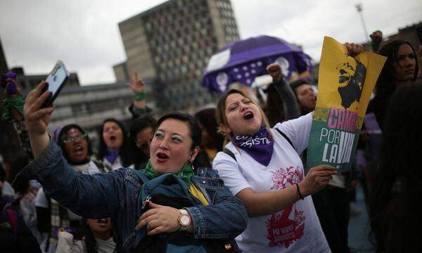 Junge Frauen unterstützen den Kandidaten Gustavo Petro. Bogotá, Juni 2022.