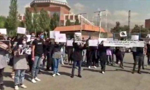Frauen demonstrieren an der Allameh-Tabataba'i-Universität nach dem umstrittenen Tod einer jungen Kurdin während der Festnahme durch die "Sittenpolizei".
