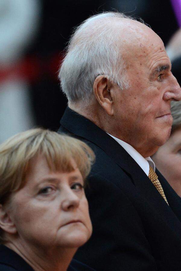 Der Kanzler folgt dem Rat, was Merkel schließlich den Spitznamen „Kohls Mädchen“ einbringt. 1991 wird Merkel Frauenministerin, drei Jahre später wechselt sie ins Umweltressort. Ihr Zug zur Macht führt Merkel schließlich nach der Schlappe für die CDU bei der Wahl 1998 ins Herz der Partei, dem Generalsekretariat. Im April 2000 übernimmt sie den CDU-Parteivorsitz.