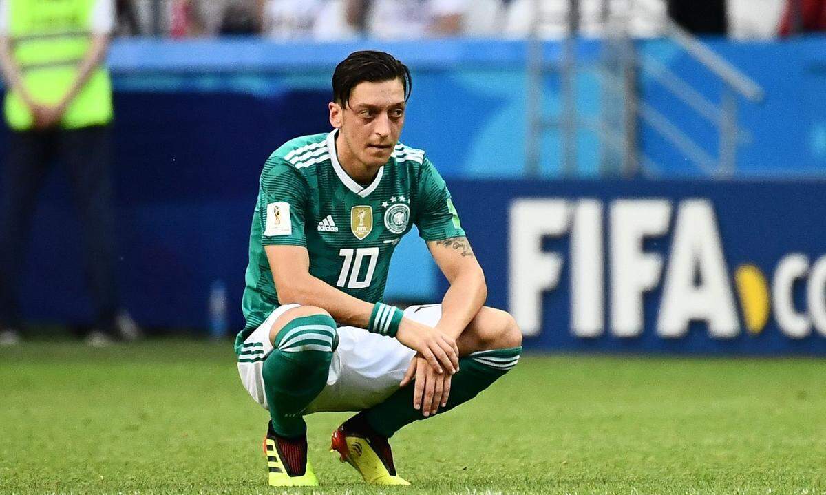 "Welt" "Dass Özil nach dem Foto mit Ilkay Gündogan und dem türkischen Präsidenten Recep Tayyip Erdogan, das Mitte Mai entstanden ist, so lange geschwiegen hat, war fatal. Der 29-Jährige hat gestern in größeren Stellungnahmen sehr ausführlich Position bezogen. Eine Meinung hatte und hat er also. Warum hat der Spieler von Arsenal London sich nicht gleich gewehrt, sondern bis weit nach der WM gemauert? Schweigen ist nicht immer Gold. Nun hat Mesut Özil mit einem Rundumschlag reagiert, in dem er alles und jeden angegriffen hat. 'Rassismus und fehlenden Respekt' nennt er als Gründe für seinen Schritt. Mit dieser Generalabrechnung macht er sich aber selbst zum Buhmann."