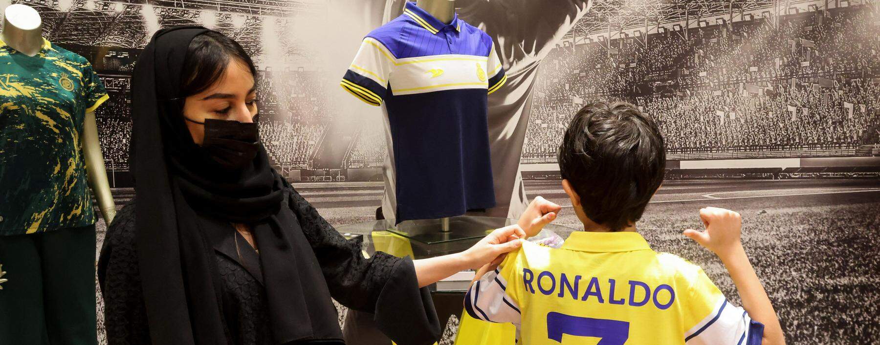 Das Trikot von Cristiano Ronaldo ist in Saudiarabien ein Kassenschlager, im Schnitt wurden in den vergangenen Monaten in Riad allein 400 Stück pro Tag verlauft um 100 Dollar.