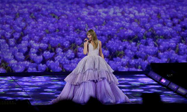Über 40 Songs aus ihren bisher 10 Alben spielt Taylor Swift bei jedem ihrer Konzerte der „Eras“-Tournee. 