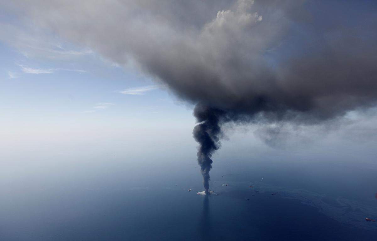 Die Serie an Misserfolgen und Fehlschlägen rund um die Ölpest im Golf von Mexiko beginnt am 20. April 2010: Das Austreten von Gas aus einer kurz zuvor versiegelten Ölquelle verursachte mehrere Explosionen auf der Bohrinsel "Deepwater Horizon". Dies hätte eigentlich von einem Ventilsystem, dem "Blowout-Preventer", verhindert werden sollen. Der erste Misserfolg, doch es folgten viele weitere.