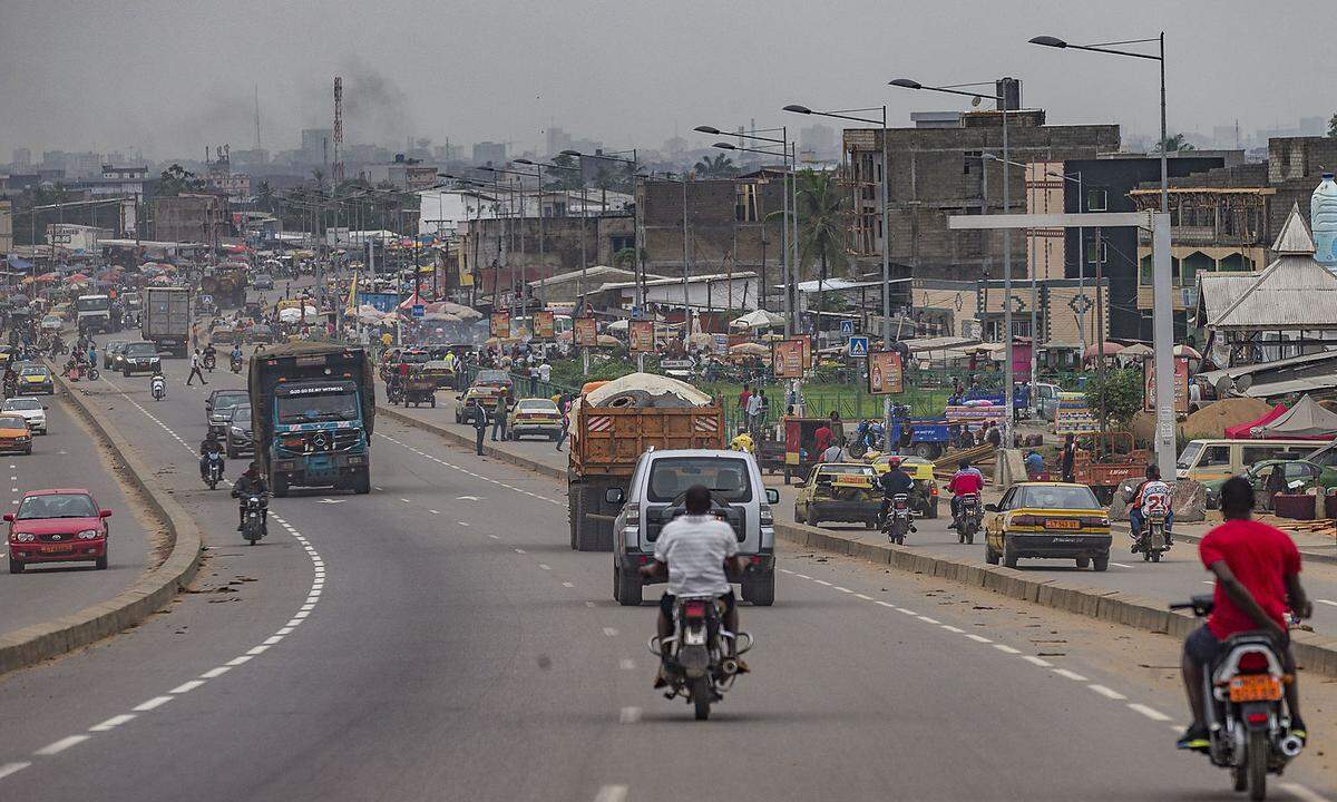 Große Städte wie Kameruns Metropole Jaunde und die Hafencity Douala stecken im Verkehr fest. Wachstum, Bauboom, Industrialisierung schreiten allen Konflikten zum Trotz in Kamerun voran.  