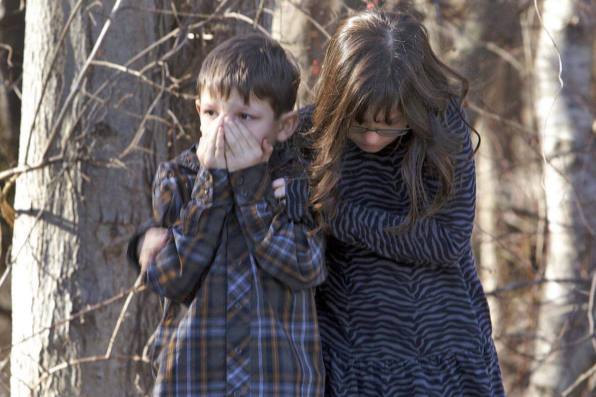 Das Blutbad ereignete sich gegen 9.40 Uhr Ortszeit am 14. Dezember an der "Sandy Hook"-Volksschule. Dort werden Kinder im Alter von fünf bis zehn Jahren unterrichtet.