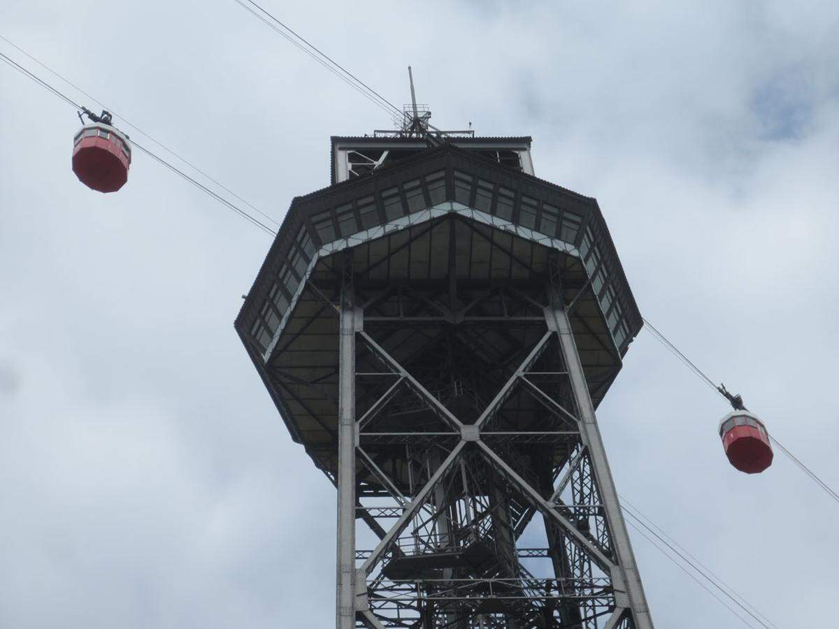 ... nur hier nicht, denn wie immer in Barcelona thront über allem die Seilbahn auf den guten, alten Hausberg Montjuïc. Der Autor besuchte den Grand Prix von Spanien (Circuit de Barcelona-Catalunya) mit Unterstützung des Catalan Tourist Board. Katalonien Tourismus, Palmgartenstraße 6, D-60325 Frankfurt am Main, www.catalunya.com.Alle Kolumnen von Martin Amanshauser unter www.amanshauser.at; neues Buch: „Falsch Reisen, Alle machen es, 100 Geschichten“, Picus Verlag 2014.