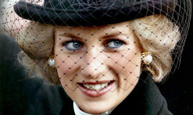 -FILE PHOTO NOV 88- Diana , the Princess of Wales seen in this file photo during her visit to Paris ..