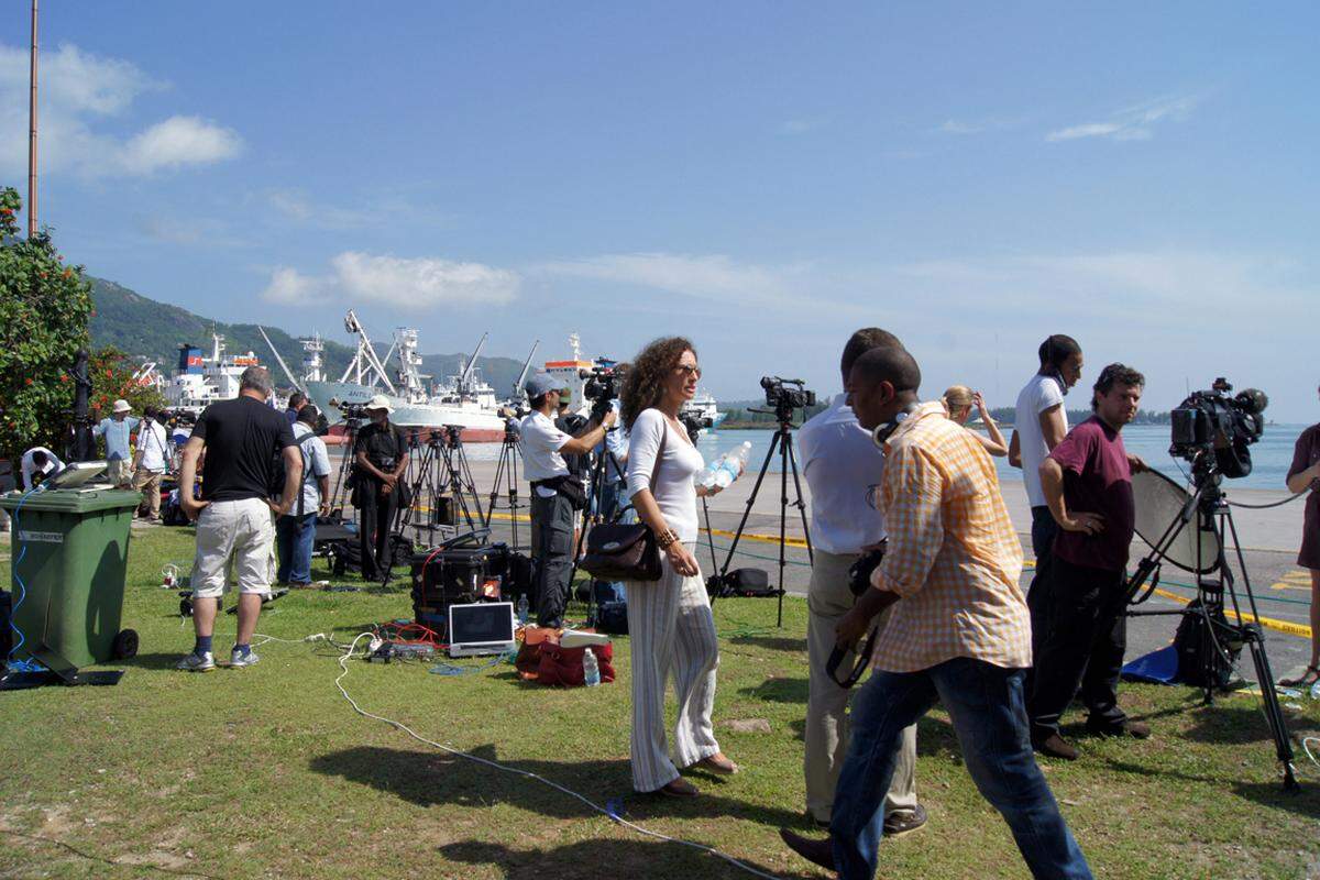 Im Hafen von Mahe wurde die "Costa Allegra" von einem großen Medienaufgebot erwartet. Fernsehteams aus aller Welt hatten sich in Stellung gebracht.