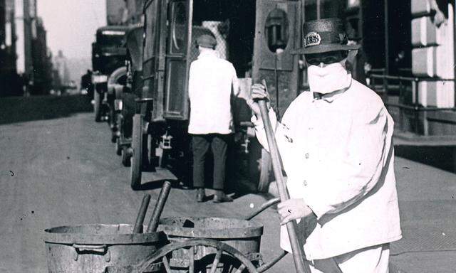 Straßenkehrer in New York während der Spanischen Grippe 1918.