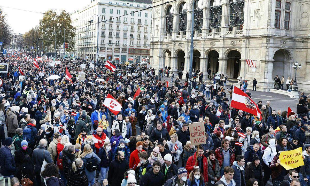 Rund 40.000 Menschen demonstrierten gegen die Impfpflicht und die Covid-Maßnahmen der Regierung am Samstag in Wien. 