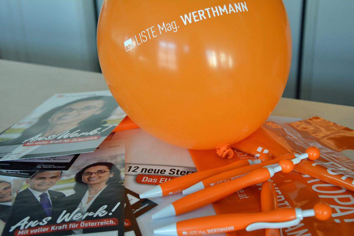 Einfärbiger bestreitet das Bündnis um Spitzenkandidatin Angelika Wehrtmann den Wahlkampf. Auf orangen Kugelschreibern ist in großen Lettern ihr Name festgehalten, Gleiches gilt für die orange Luftballons - rückseitig findet sich hier allerdings auch ein Appell: "An's Werk." Auf Flyern beschreibt das BZÖ seine "12 neuen Sterne für Europa". Anders als die politische Konkurrenz werden keine Stoff-, sondern Plastik-Sackerl verteilt.