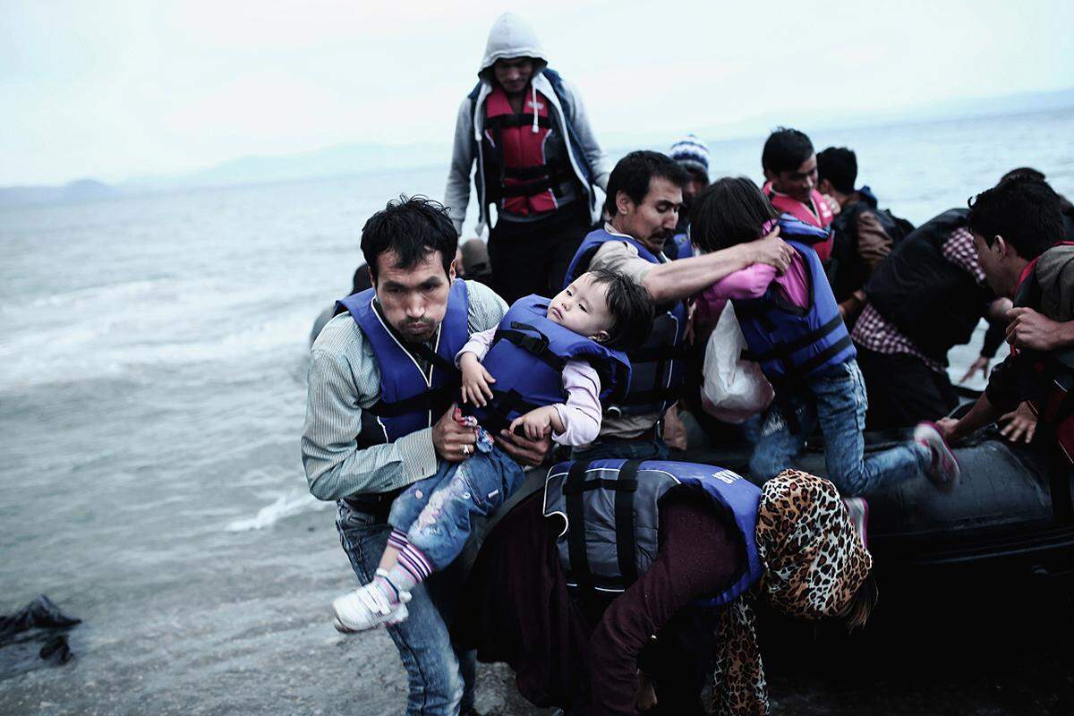 "Auf der Suche nach dem Europäischen Traum" heißt die Fotoserie von Angelos Tzortzinis. Er porträtierte Flüchtlinge in Griechenland: Dieses Bild entstand auf Kos. Ein Mann aus Afghanistan trägt sein Kind an den Strand, sichtlich erleichtert, dass die Überfahrt von der Türkei vorbei ist. Vergangenes Jahr starben hunderte Menschen im Mittelmeer bei dem Versuch, nach Europa zu gelangen.