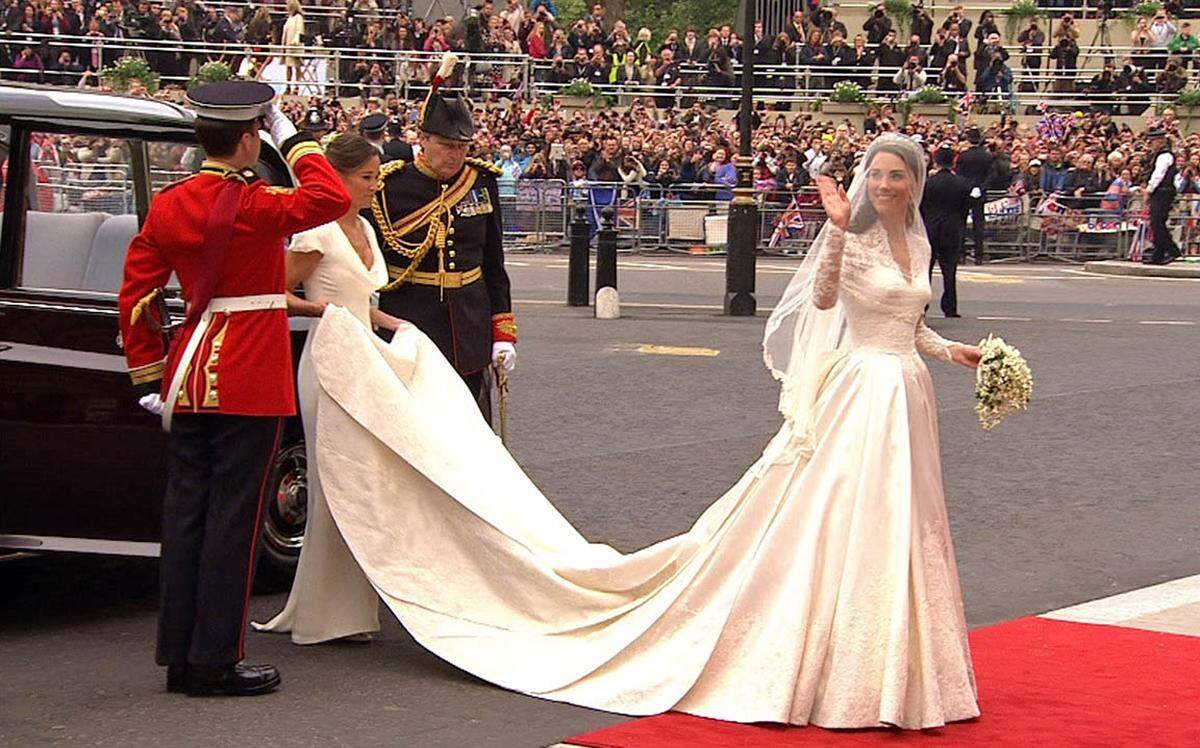 Kate trug ein leicht dekolletiertes, cremefarbenes Brautkleid aus Seide und Satin mit Spitzenbesatz, weitem Rock und langer Schleppe.  Die langen Ärmel waren gänzlich aus Spitze gefertigt und damit durchsichtig. Ihre Haare trug Kate offen, geschmückt mit einem Diadem, darüber einen durchsichtigen zarten Schleier. Entworfen hatte die Robe wie schon von vielen Medien spekuliert Sara Burton vom britischen Label Alexander Mc Queen.