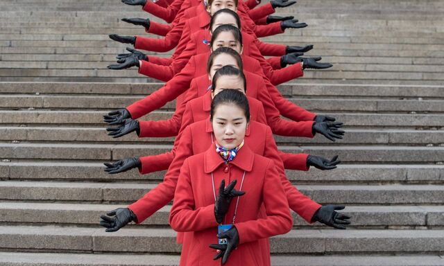 Schön anzusehen, die Hostessen für den Volkskongress. Aber zu viel Harmonie tut der Politik nicht gut.