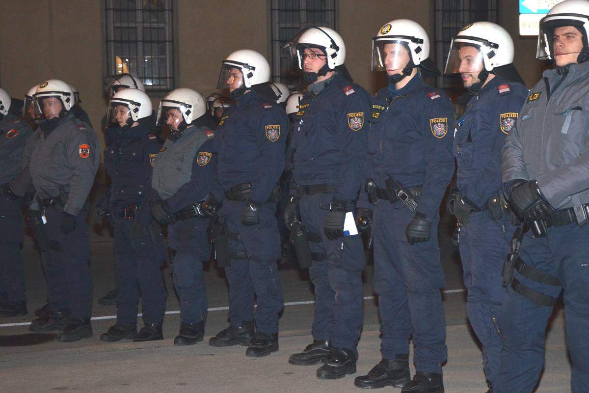 Die FPÖ schickt eine Aussendung aus, Mölzer sei „schwer verletzt“ worden. Die Polizei weist das aber zurück. Der Wiener Freiheitliche Hans-Jörg Jenewein legt nach und ortet ein "völliges Versagen der Polizeiführung". Demnach wurden Dutzende Ballbesucher durch Stein- und Flaschenwürfe verletzt.