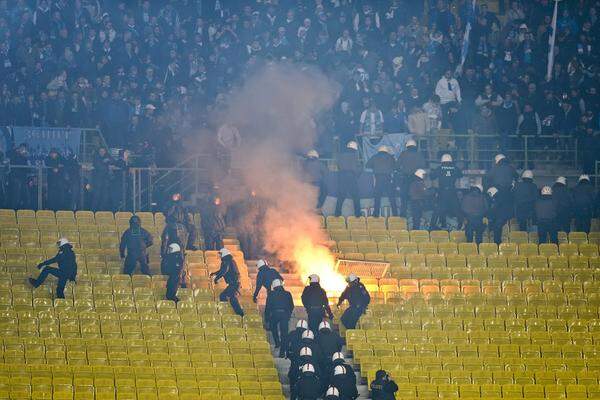Auseinandersetzungen zwischen Zenit-Fans und dem Ordnerdienst bzw. der Polizei waren die Folge.