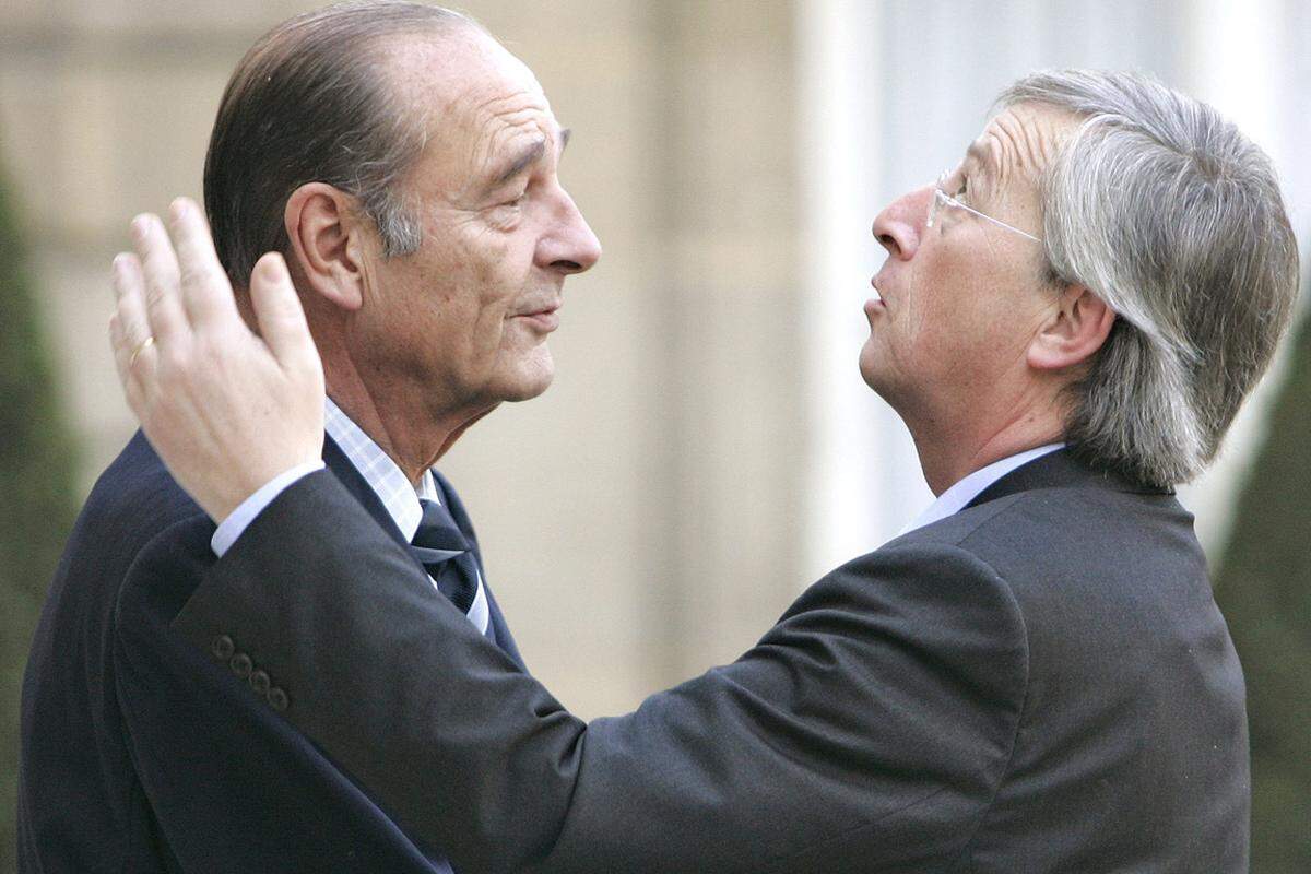 In den vergangenen Jahren konnte Juncker viele politische Schlachten für sich entscheiden. So fungierte er 1996 erfolgreich als Vermittler zwischen dem deutschen Kanzler Helmut Kohl und dem französischen Präsidenten Jacques Chirac im Zusammenhang mit dem Stabilitätspakt. Die internationale Presse nannte ihn deswegen "Held von Dublin".(Bild: Chirac und Juncker)
