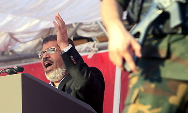 "Mursi greift sich gesamte Macht": Geteiltes Echo in Kairo