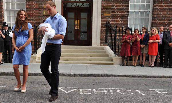 Den ersten Ausflug machte Prinz George dann einen Tag nach seiner Geburt zu seinen Großeltern mütterlicherseits nach Bucklebury in die Grafschaft Berkshire außerhalb Londons.