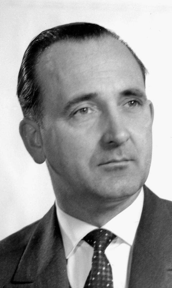  Karl Schleinzer  war von 1971 bis 1975 Parteiobmann.   Schleinzer war von 1961 bis 1964 Verteidigungsminister und anschließend bis 1970 Landwirtschaftsminister. Bei der Wahl zum Nationalrat 1975 war er Spitzenkandidat der ÖVP. Mitten im Wahlkampf verunglückte er bei einem Autounfall tödlich.