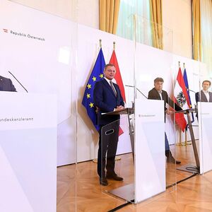 Ein gemeinsames Ziel, das auf unterschiedlichen Wegen erreicht werden soll: Zwischen Bund und Ländern (am Bild die Bundesregierung mit den Landeshauptleuten Wiens und Oberösterreichs) gibt es in vielen Bereichen ein Kompetenzwirrwar - was der Eindämmung des Coronavirus meist nicht zuträglich ist.