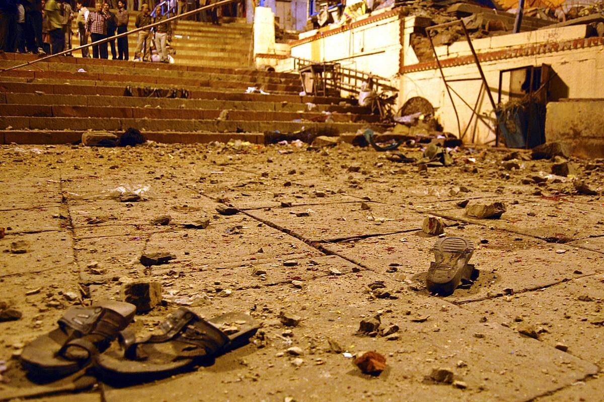 Varanasi, Indien. Mehrere betende Hindus werden bei einer Explosion vor einem Tempel verletzt.