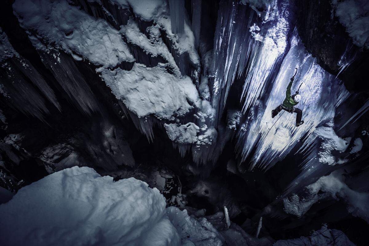 Der Österreicher Markus Berger gewann in dieser Kategorie den zweiten Preis mit seinem Foto "Blick Light Ice Climbing", das einen Kletterer in der Sigmund-Thunn-Klamm in Kaprun zeigt.