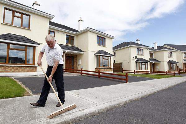 Ein Bild der Krise: Bauunternehmer Johnny Owens macht sinnlose Arbeiten in seinem 45 Häuser umfassenden Immobilienprojekt.