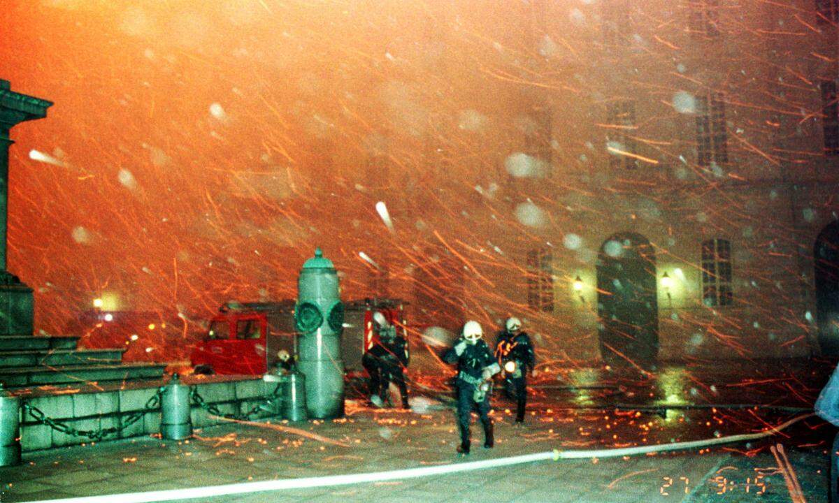 Vor mehr als 26 Jahren loderten im Herzen Wiens Flammen gen Himmel: In der Nacht auf den 27. November 1992 brach in der Hofburg ein Feuer aus. Der Brand zerstörte die Redoutensäle, die Lipizzaner der Spanischen Hofreitschule wurden eilig aus den Ställen gebracht, während sich die Flammen schon in Richtung der angrenzenden Nationalbibliothek ausbreiteten. Ein Rückblick auf einen Brand, dessen Ursache bis heute nicht restlos geklärt werden konnte.