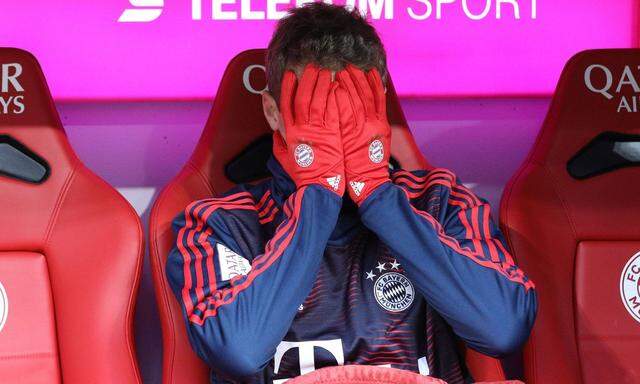 Sport Bilder des Tages Thomas Mueller 25 FC Bayern Muenchen gestresst auf der Bank FC Bayern Muen