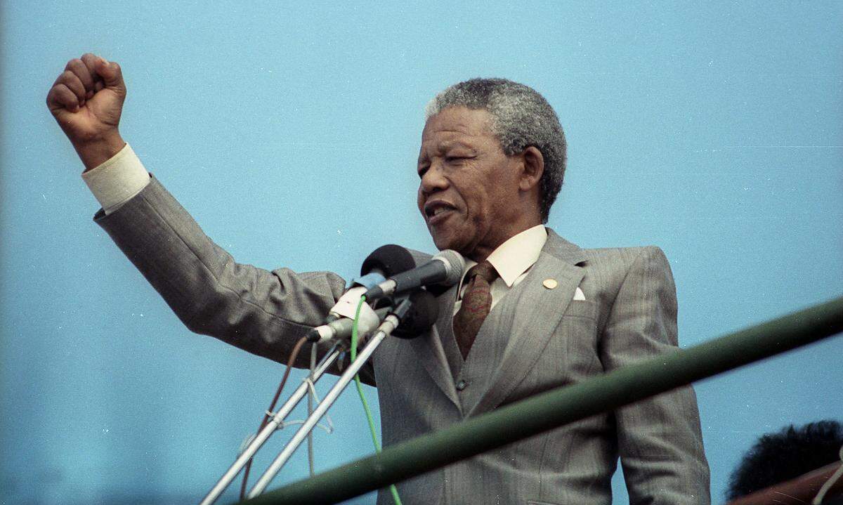 Der südafrikanische Nationalheld, der mit seinem Kampf für die Freiheit die Apartheid beendete, bekam den Nobelpreis noch vor seiner Zeit als erster schwarzer Präsident des Landes. Er teilte sich die Auszeichnung 1993 mit dem weißen Präsidenten Südafrikas, Fredrik Willem de Klerk.