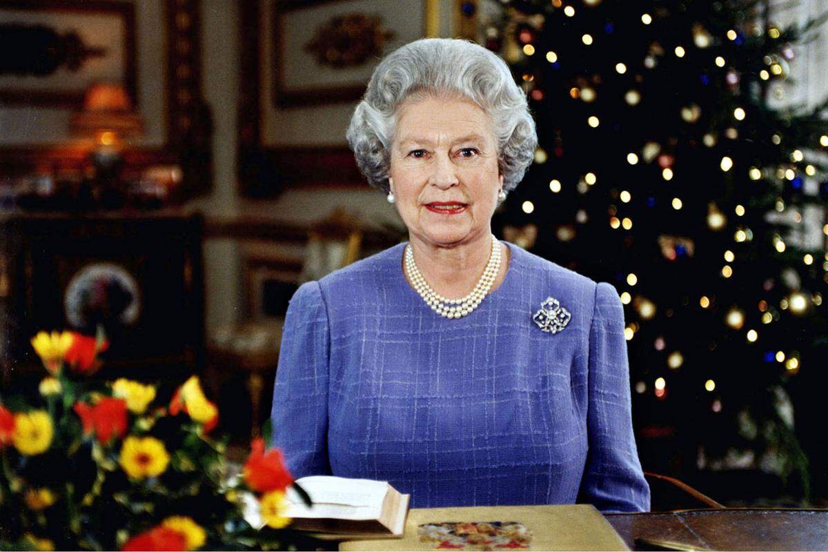 X-Mal hatte die Queen ihre Angestellten zum Weihnachtsfest mit Christmas Pudding beglückt. Der Palast schätzt die Zahl der verschenkten Süßspeisen auf 90.000.