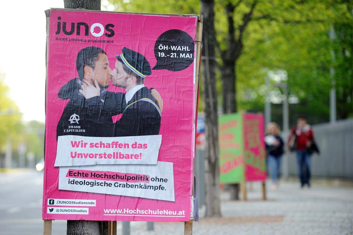 Die JUNOS - Junge liberale NEOS - wollen echte Hochschulpolitik und weniger Ideologie. Das Plakat ist jedenfalls ein Hingucker: Ein anarchistischer junger Mann und ein Burschenschafter, die sich zärtlich küssen.