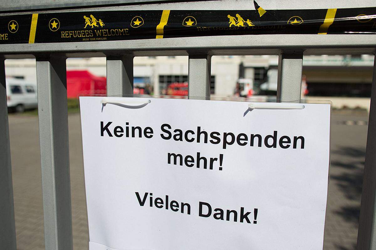 "Keine Sachspenden mehr", heißt es in Neu-Isenburg (Hessen) am Tor zu einer provisorischen Aufnahmeeinrichtung für Flüchtlinge im Gebäude einer ehemaligen Zeitungsdruckerei.