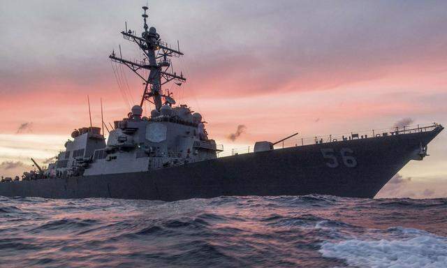 Nach Angaben der US-Marine kollidierte der Lenkwaffenzerstörer "USS John S. McCain" nahe der Straße von Malakka mit dem Handelsschiff "Alnic MC". 