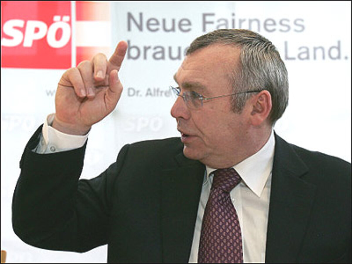 "Für Bummelstudenten haben wir absolut kein Verständnis." Gusenbauer will die Studiengebühren nur noch für flotte Studenten abschaffen. "Wir sehen, dass immer mehr Studenten arbeiten gehen müssen, um sich ihr Studium zu finanzieren und dann werden sie in Bausch und Bogen als Bummelstudenten beleidigt vom amtierenden Bundeskanzler. Das ist ein starkes Stück." Am 15. 5. 2006 hatte der rote Parteichef noch mehr Verständnis.