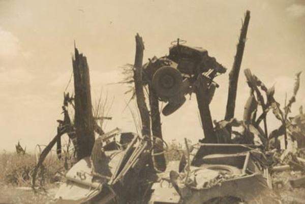 Lamington, Paupa Neuguinea: Ein großer Teil an der Nordseite des Vulkans wurde einfach weggesprengt. Die Wucht der Eruption schleuderte Fahrzeuge wie diesen Jeep in die Höhe. Menschen in 14 Kilometern Entfernung starben durch den Ausbruch. Insgesamt forderte die Katastrophe etwa 3000 Todesopfer.